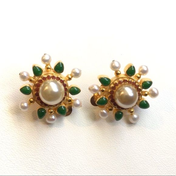 VTG METROPOLITAN MUSEUM MMA Gold Tone Faux Pearl Green Red Enamel Earrings - Picture 2 of 6